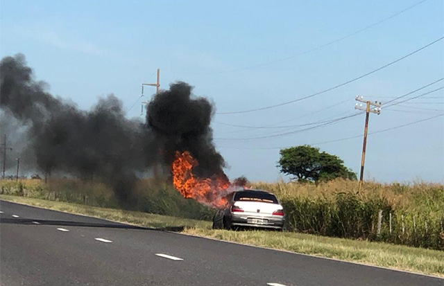 AUTOMÓVIL INCENDIADO