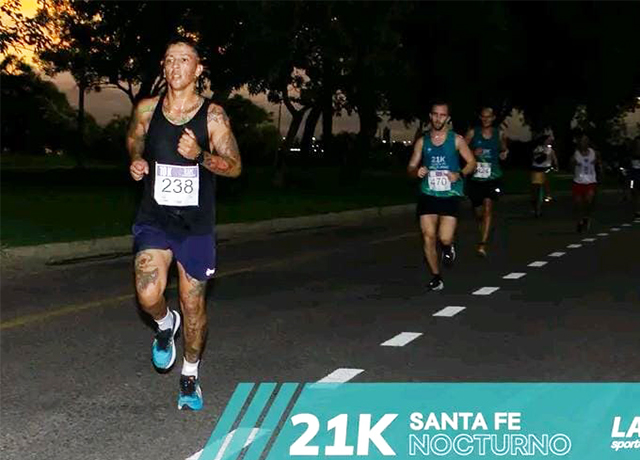 UN DEVOTENSE EN LA MARATÓN NOCTURNA DE SANTA FE