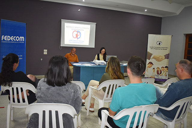 NOCHE DE DEFINICIONES EN LA ASAMBLEA DEL CENTRO COMERCIAL