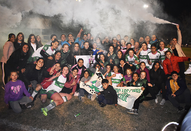 LAS CHICAS DEL VERDE Y BLANCO CAMPEONAS DE LA LIGA REGIONAL DE FÚTBOL