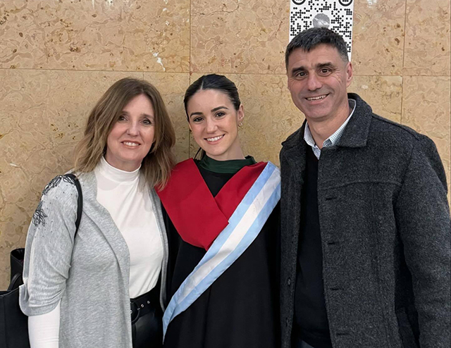 UNA DEVOTENSE EN LA BANDERA DE LA FACULTAD DE DERECHO