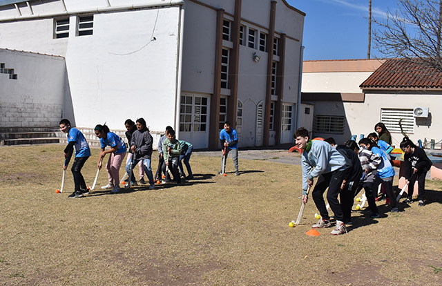 APRENDIENDO NUEVOS DEPORTES EN LA ESCUELA SARMIENTO