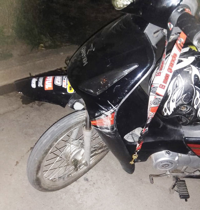 IBA EN MOTO Y SE CHOCÓ UNA CAMIONETA ESTACIONADA