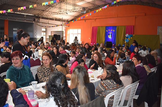 TARDE DE TÉ Y ALEGRÍA EN LA ESCUELA FLORIT