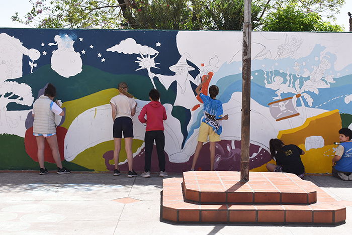 LAS PROMOS DE LA ESCUELA SARMIENTO UNIDAS EN UN NUEVO MURAL