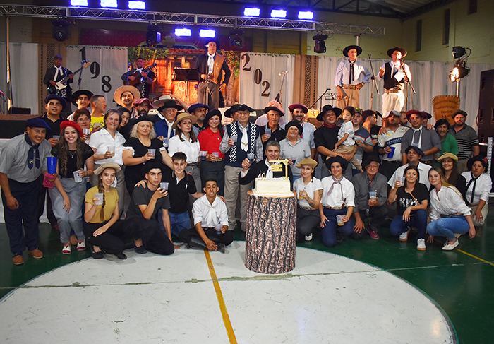 NOCHE SOÑADA FESTEJANDO LOS 40 AÑOS DE LA AGRUPACIÓN GAUCHA SARGENTO CRUZ