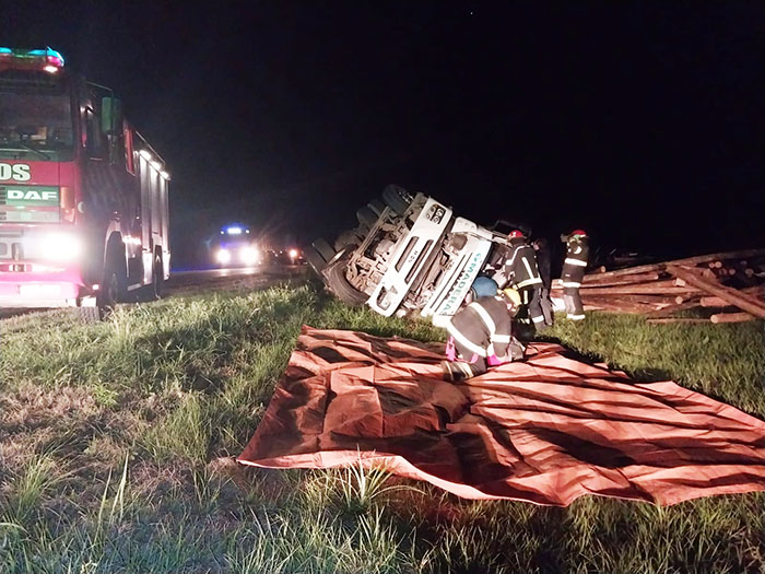 BOMBEROS RESCATARON A CAMIONERO ATRAPADO TRAS UN ACCIDENTE